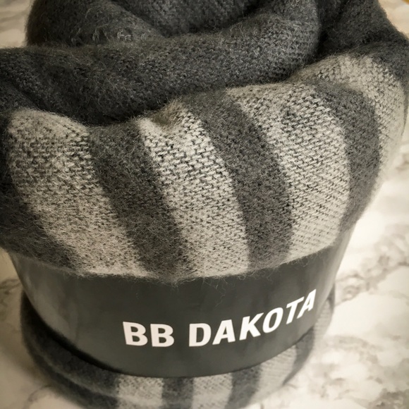 BB Dakota Poncho in Charcoal - Picture 6 of 6